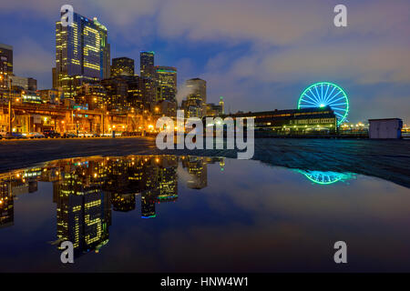 Nummer 12 beleuchtet im Hochhaus, Seattle, Washington, Vereinigte Staaten von Amerika Stockfoto