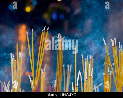 Nahaufnahme von Räucherstäbchen brennen Stockfoto