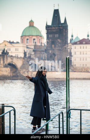 Touristen am Ufer Flusses im Hintergrund mit der Karlsbrücke, Prag, Böhmen, Tschechische Republik Stockfoto