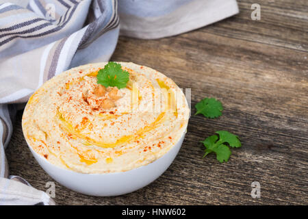 Teller mit hummus Stockfoto