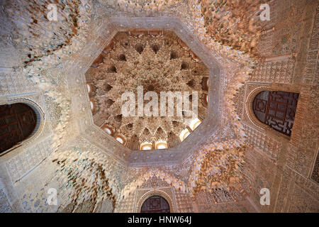 Arabesque maurischen Tropfsteinhöhle oder Morcabe Decke im Saal der zwei Schwestern, Palacios Nazaries Alhambra. Granada, Andalusien, Spanien.