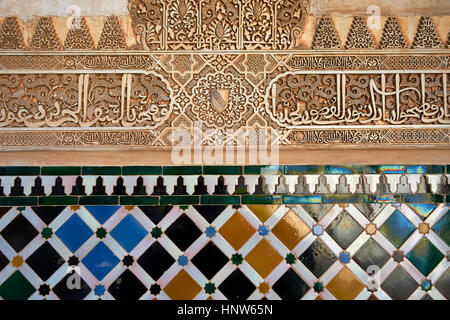 Maurischen Arabesken Keramikfliesen geformten Stuckarbeiten von Palacios Nazaries, Alhambra. Granada, Andalusien, Spanien. Stockfoto