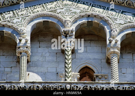 Nahaufnahme von Arkaden Spalten & Statuen von St. Michele des 13. Jh. romanische Fassade von San Michele in Foro, Lucca, Toskana, Italien Stockfoto