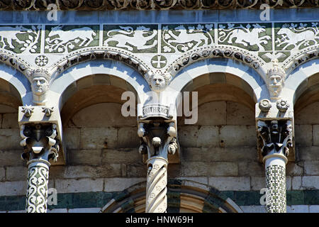 Nahaufnahme von Arkaden Spalten & Statuen von St. Michele des 13. Jh. romanische Fassade von San Michele in Foro, Lucca, Toskana, Italien Stockfoto