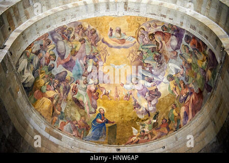 Unter freiem Himmel auf der Innenseite des romanischen Cattedrale di San Martino, Dom von Lucca, Tunscany, Italien Stockfoto