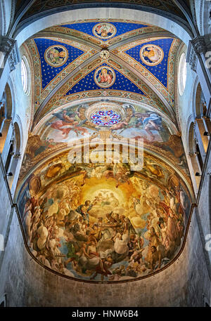 Unter freiem Himmel auf der Innenseite des romanischen Cattedrale di San Martino, Dom von Lucca, Tunscany, Italien Stockfoto