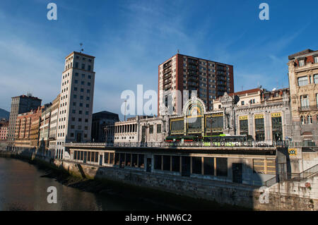 Skyline mit Blick auf den Fluss Nervion und der Bilbao Concordia Station, bekannt als Bilbao Santander Station, gebaut in einem modernistischen Art Nouveau-Stil Stockfoto