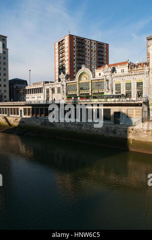 Skyline mit Blick auf den Fluss Nervion und der Bilbao Concordia Station, bekannt als Bilbao Santander Station, gebaut in einem modernistischen Art Nouveau-Stil Stockfoto