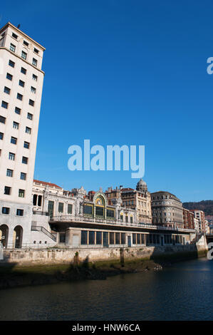 Skyline mit Blick auf den Fluss Nervion und der Bilbao Concordia Station, bekannt als Bilbao Santander Station, gebaut in einem modernistischen Art Nouveau-Stil Stockfoto