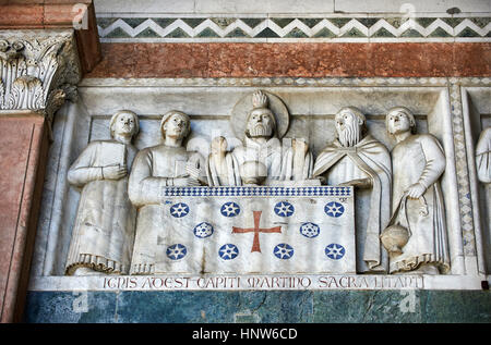 Späten mittelalterlichen Reliefskulptur St Martin, seine Heiligen Literny auf die Fassade der Cattedrale di San Martino, Dom von Lucca, Tunscany Darstellung Stockfoto