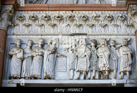 Späten mittelalterlichen Reliefskulptur Darstellung St. Martin auf der Fassade der Cattedrale di San Martino, Dom von Lucca, Tunscany, Italien, Stockfoto