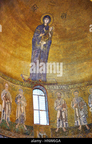 Byzantinischen Mosaiken der Jungfrau Maria mit Kind über dem Altar der Kathedrale Santa Maria Assunta (Cattedrale di Santa Maria Assunta) ist ein Strahlen Stockfoto