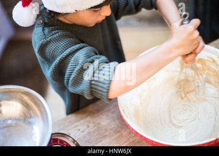 Teig in Schüssel mischen junge Stockfoto