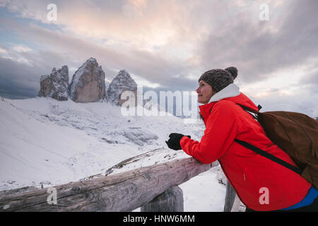 Weibliche Wanderer betrachten, Tre Cime di Lavaredo Bereich, Südtirol, Dolomiten, Italien Stockfoto