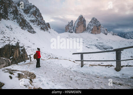 Weibliche Wanderer betrachten, Tre Cime di Lavaredo Bereich, Südtirol, Dolomiten, Italien Stockfoto