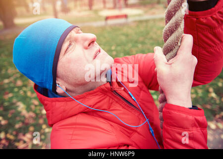 Reifer Mann, im Freien, Klettertau Stockfoto