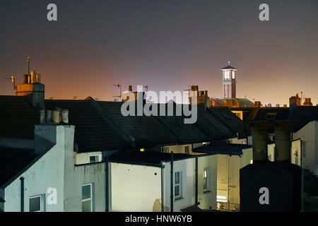 Erhöhten Blick auf Dächer Reihenhaus und Glockenturm in der Nacht, Brighton, East Sussex, England Stockfoto