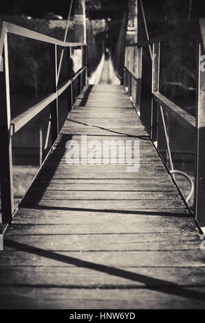 Detailansicht auf Details der Hängebrücke in schwarz und weiß. Stockfoto