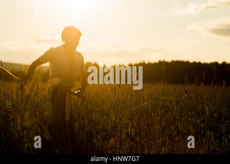 Mann zu Fuß über Feld Stockfoto