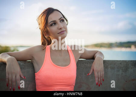 Porträt der jungen Frau mit Sportbekleidung, im freien Stockfoto