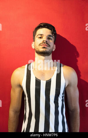 Porträt des jungen Mannes vor rotem Hintergrund, Fortaleza, Ceara, Brasilien Stockfoto