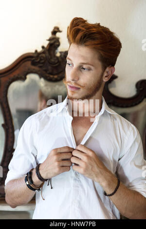 Junger Mann mit roten Haaren, knöpfte shirt Stockfoto