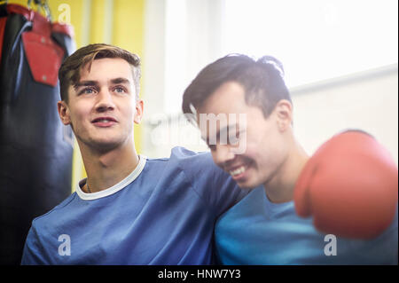 Zwei junge männliche Boxen Freunde im Fitness-Studio Stockfoto