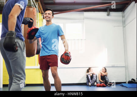 Männlichen Boxern training Boxhandschuhe und Punch-Handschuhe Stockfoto