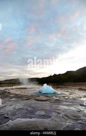 Dawn Landschaft mit Geysir ausbrechen, Island Stockfoto