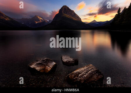 Malerische Aussicht bei Sonnenuntergang, Swiftcurrent Lake, Glacier National Park, Montana, USA Stockfoto