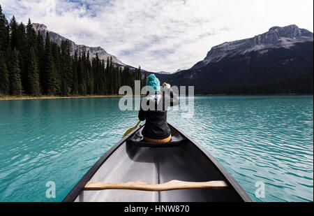 Junge Frau Kanu, hintere Ansicht, Emerald Lake, Yoho-Nationalpark, Kanada