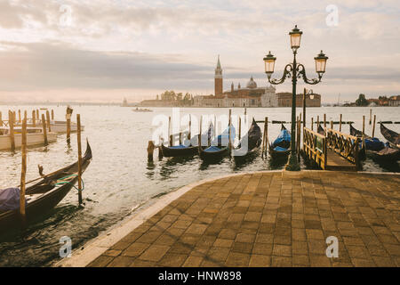 Gondeln im Canal Grande, San Giorgio Maggiore Insel im Hintergrund, Venedig, Italien Stockfoto