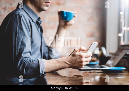 Mann mit Handy im café Stockfoto