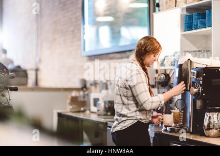 Zubereitung von Kaffee im Café Barista Stockfoto