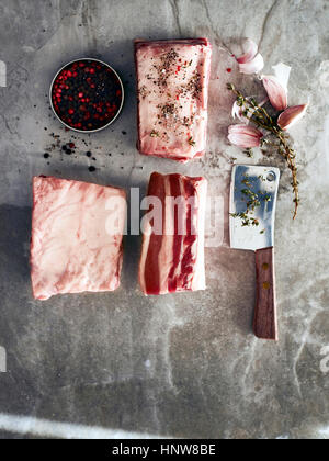 Rohes Rindfleisch kurzen Rippen mit Fleischerbeil und Pfefferkörner, Draufsicht Stockfoto