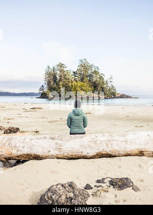 Frau mit Blick auf Insel von Long Beach, Pacific Rim National Park, Vancouver Island, British Columbia, Kanada Stockfoto