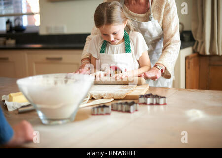 Ältere Frau und Enkelin Teig für Weihnachtsbaum cookies Stockfoto
