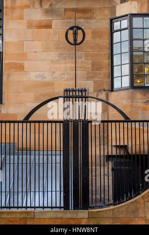 Details auf der Außenseite der Glasgow School of Art von Charles Rennie Mackintosh, vor dem Feuer. Stockfoto