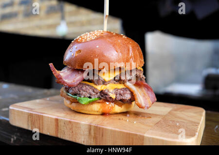 Bacon Cheeseburger auf dem Display auf ein street Food stehen in Whitecross Street, London EC2Y UK Stockfoto