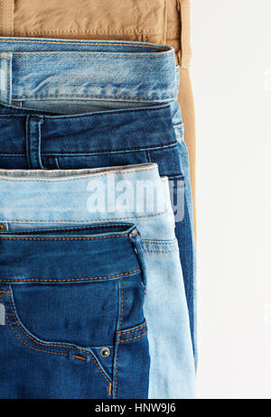Haufen von verschiedenen Jeans mit weißen Textfreiraum Stockfoto