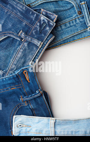 Runde Grenze von Jeans mit weißen isoliert Textfreiraum Stockfoto