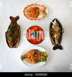 Draufsicht der Thai asiatische Fischgerichte auf weißen Tisch Stockfoto