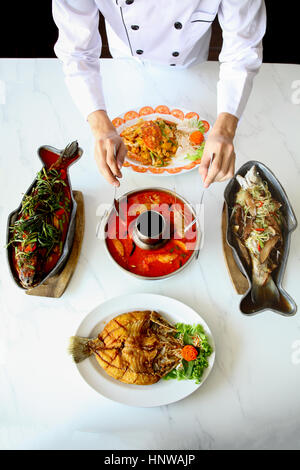 Draufsicht der Thai asiatische Küche Koch Tom Yum Goong und Meeresfrüchte Gerichte zubereiten Stockfoto