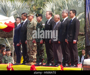 (Dritter von links) Harry Binkley Harris, Jr., Admiral der United States Navy 24. Commander, United States Pacific Command., General Surapong Suwana-Adth, Chef der Streitkräfte, s.e. Herr Glyn T. Davies, US-Botschafter in Thailand Stand auf der Bühne während der Eröffnungsfeier der Cobra Gold 2017 in Sattahip, Thailand. Die Cobra Gold Übung ist eine große kombinierte militärische Übung in Südostasien zwischen der königlichen thailändischen Streitkräfte, die US-Streitkräfte und alliierte Streitkräfte. Stockfoto