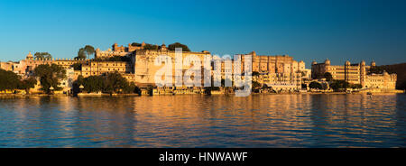 Udaipur Stadtbild bei Sonnenuntergang. Das majestätische Stadtschloss am Lake Pichola, Reiseziel in Rajasthan, Indien. Stockfoto