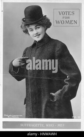 Suffragette Frau, als Mann gekleidet, 1910. "Wer - Ich?" Zehn Jahre später gewannen Frauen das Wahlrecht auf nationaler Ebene. Um meine anderen Vintage-Bilder zu sehen, suchen Sie: Prestor Vintage Woman Stockfoto