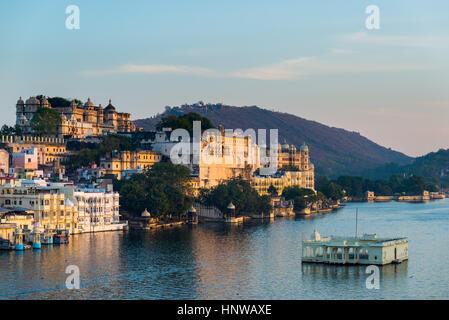 Udaipur Stadtbild bei Sonnenuntergang. Das majestätische Schloss am Lake Pichola, Reiseziel in Rajasthan, Indien Stockfoto