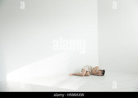 Junge Frau depressiv liegend Stockfoto