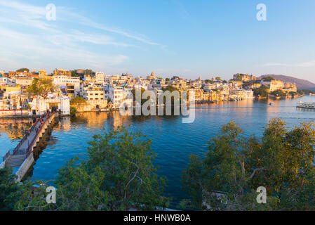 Udaipur Stadtbild bei Sonnenuntergang. Das majestätische Schloss am Lake Pichola, Reiseziel in Rajasthan, Indien Stockfoto