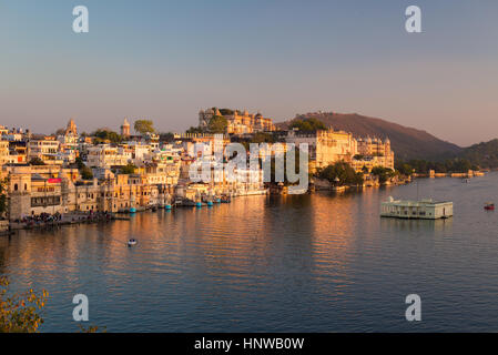 Udaipur Stadtbild bei Sonnenuntergang. Das majestätische Schloss am Lake Pichola, Reiseziel in Rajasthan, Indien Stockfoto